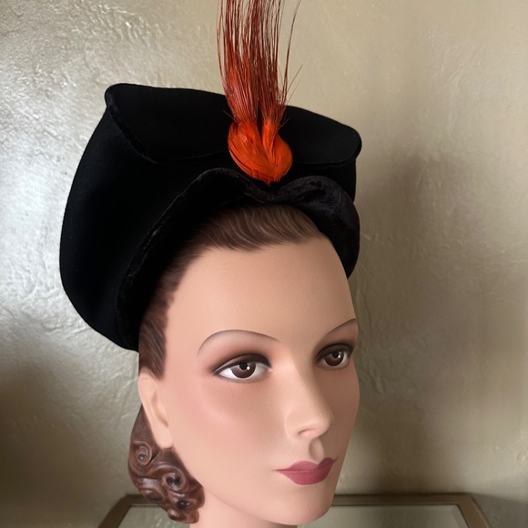 STUNNING 1930s' BLACK FELT/VELOUR HAT WITH ORANGE FEATHER/CRIN TRIM AT FRONT